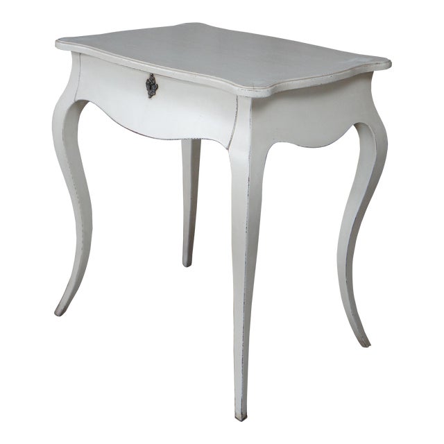 Mid 20th Century French Victorian Revival White Scalloped Serpentine Side Accent Table For Sale