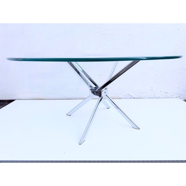 Coffee table from the 1960s/70s. Chrome-plated metal frame, removable round glass top (1 cm thick). Good used condition....