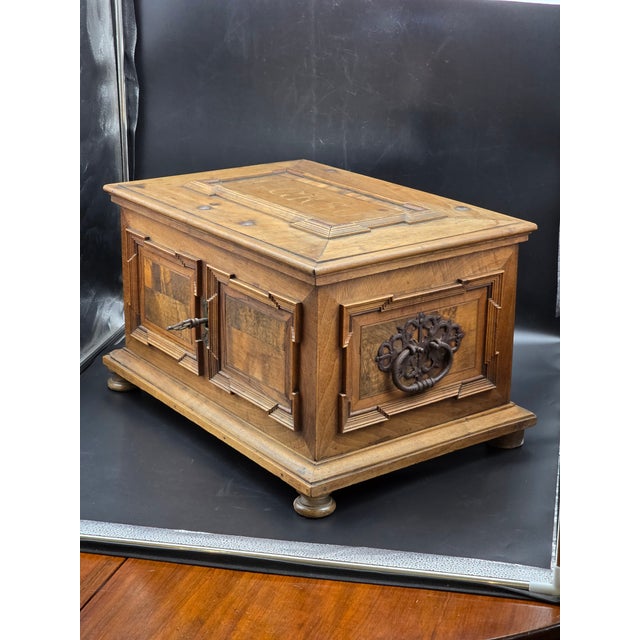 Chest of Drawers in Walnut and Briar with Key, 1703 For Sale - Image 15 of 18