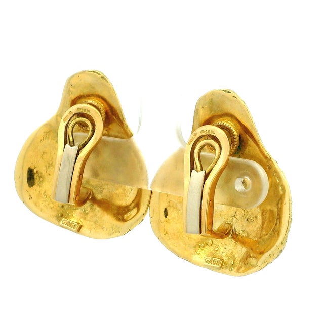1970s Elizabeth Gage 18k Gold Sculptural Scroll Clip Earrings, A Pair For Sale - Image 12 of 17
