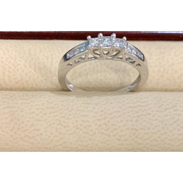 2010s Three-Stone Diamond 0.30 Carat Traditional Ring/Band 14 Karat White Gold For Sale - Image 5 of 18