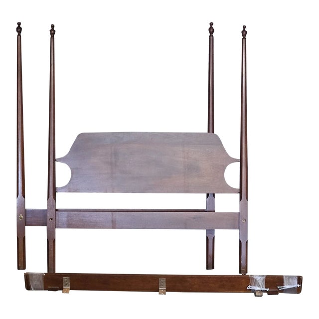 Craftique Mahogany Queen Size Pencil Post Carved Bed Made in North Carolina For Sale