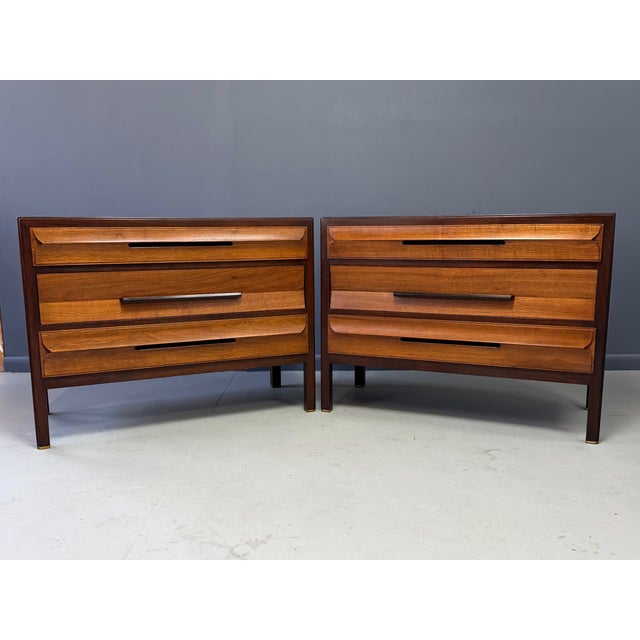 1950s Pair of Edward Wormley for Dunbar Model 5911 Gentleman’s Chests Original Finish For Sale In Philadelphia - Image 6 of 13