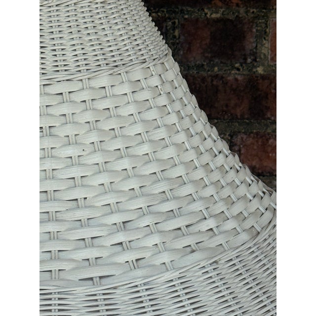 White Vintage Palm Beach Regency White Faux Wicker Pineapple Table Lamp -Styled After Dorothy Draper /Mario Buatta For Sale - Image 8 of 12