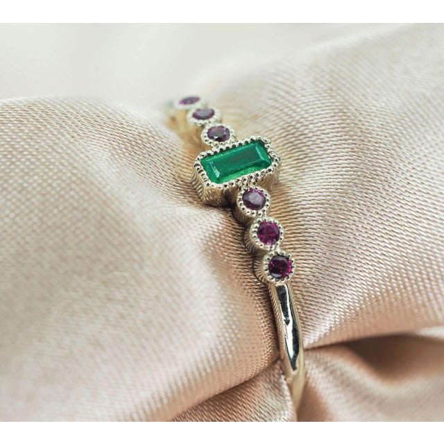 Green 14k Gold Baguette Emerald Ring For Sale - Image 8 of 9