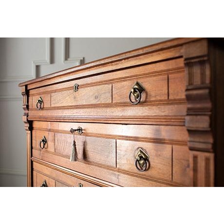 19th Century American Walnut Chest of Drawers With Knapp Joints For Sale In Minneapolis - Image 6 of 17