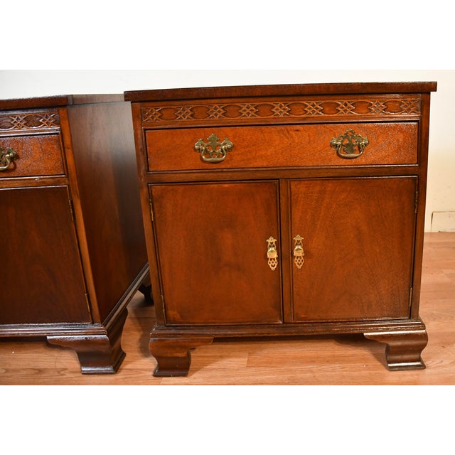 1960s 1960s English Chippendale Style Mahogany Nightstands Bed Side Tables by Baker For Sale - Image 5 of 18