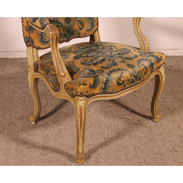 Beautiful Queen Anne armchair, in white lacquered wood with painted details Very beautiful armchair resting on four...