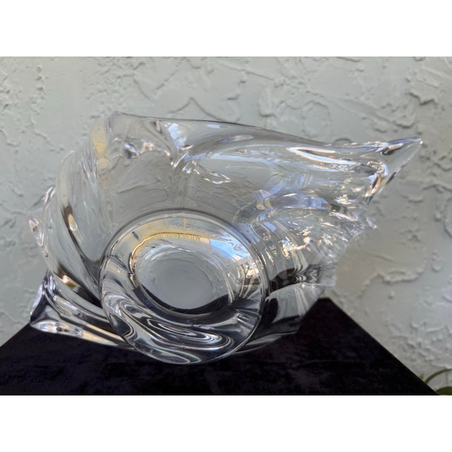 Transparent Vannes-Le-Châtel French Crystal Sculptural Centerpiece Bowl, Mid-Century Modern (France) For Sale - Image 8 of 8