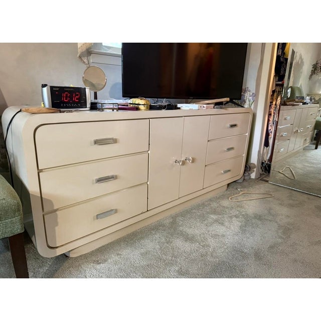 1980s Light Pink Laminate Waterfall 9 Drawers Dresser For Sale In New York - Image 6 of 7