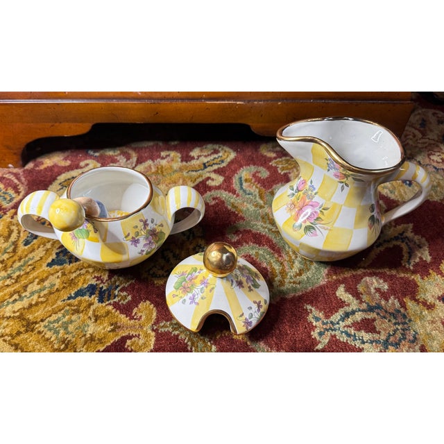 Mackenzie Childs 1990s MacKenzie-Childs Aurora Yellow Check Enamel Creamer & Lidded Sugar Bowl Set W/ Spoon – 1990s For Sale - Image 4 of 18