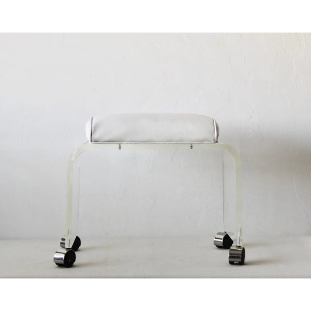 1970s Thick Lucite Acrylic Waterfall Faux Leather Padded Vanity Stool With Castors Vintage Mid Century Modern For Sale - Image 5 of 10