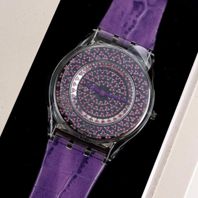 Swatch Skin Ruby Lustrous Bliss SFZ112. Funzionante. This piece is attributed to the mentioned designer/maker. It has no...