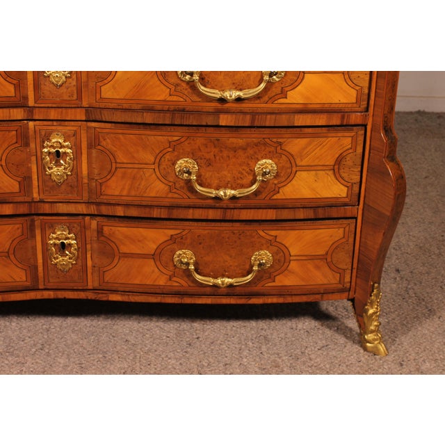 Superb Mazarine chest of drawers from the Louis XIV period in burr cedar, rosewood, boxwood and walnut veneer It opens...