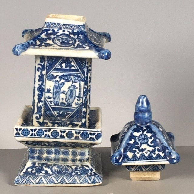 Blue and White Porcelain Pagoda, Chinese Chinoiserie Pagoda Tabletop Ornament For Sale In New York - Image 6 of 9