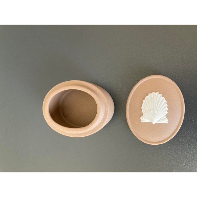 Mid 20th Century Scalloped Sea Shell Design Wedgwood Jasperware Sand Brown English Oval Jewelry Box For Sale - Image 12 of 18