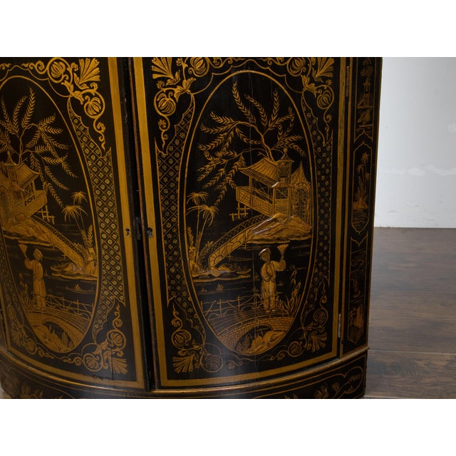 English 19th Century Black and Gold Lacquered Chinoiserie Corner Cabinet For Sale - Image 4 of 12