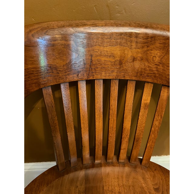 Gunlocke Early 1900s Antique W. H. Gunlocke Co. Solid Oak Stationary Banker's Chair For Sale - Image 4 of 14