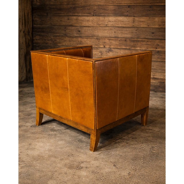 This cubic armchair in patinated leather immediately captivates with the richness of its material and the timeless...