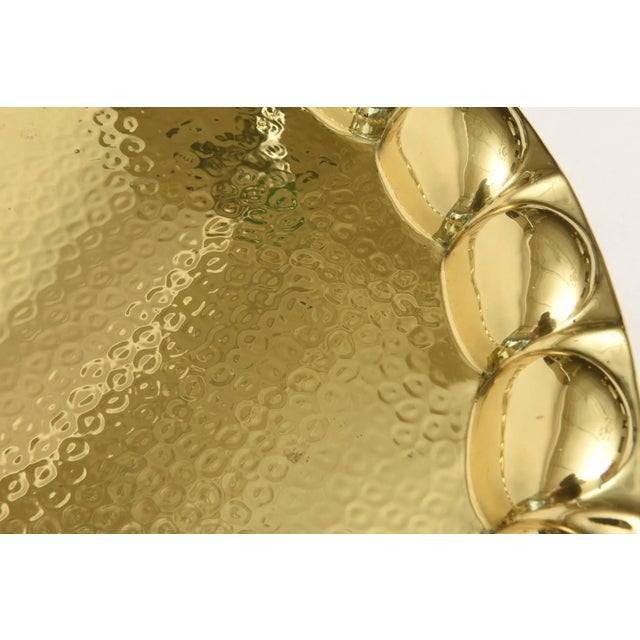 1970s Vintage Hand-Hammered Round Polished Brass Monumental Serving Tray or Barware For Sale - Image 5 of 10