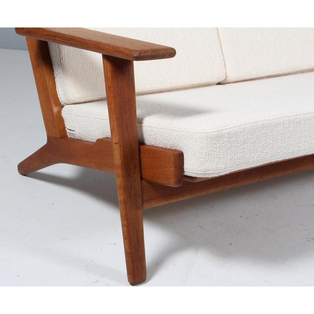 White Model 290 Three-Seater Sofa in Oak and Boucle by Hans J. Wegner for Getama, 1970 For Sale - Image 8 of 11