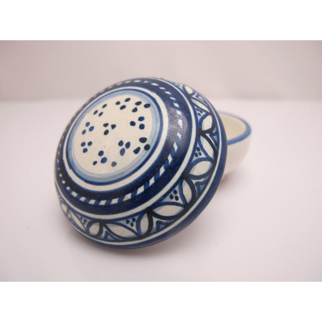 Deruta Deruta Orvieto Italian Blue & White Maiolica Pottery Small Lidded Trinket Dish For Sale - Image 4 of 7