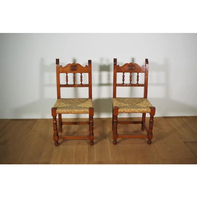 Small chairs in carved turned wood and seat in hand-strawed hand-strawed 20s