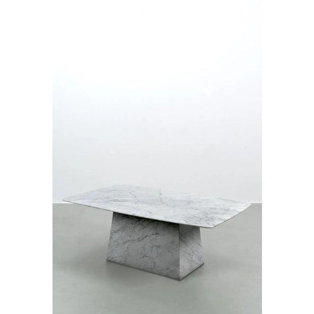 Chic-looking marble table with a rectangular top. Besides the fact that it has some clear marks of use (scratches and some...