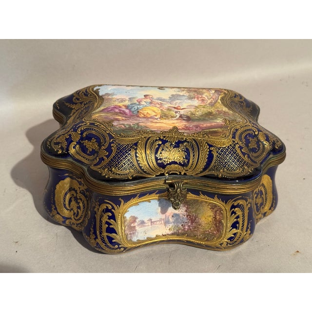 1860s Sévres French Rococo Blue Gilt Porcelain Jewellery Box For Sale - Image 9 of 17
