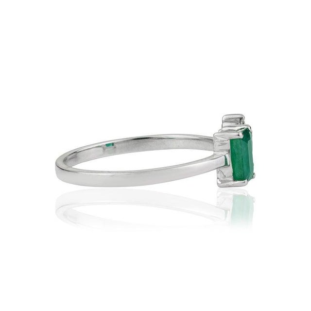 Contemporary Emerald & Diamond Ring for Women, Size 7 For Sale - Image 6 of 11