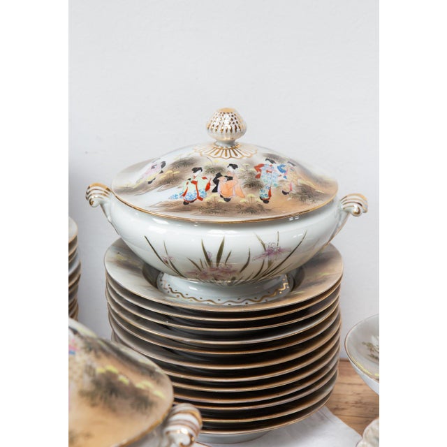 Japanese Showa Porcelain Kutani Dinner Service with Geishas and Fuji, 1940s, Set of 81 For Sale - Image 11 of 17