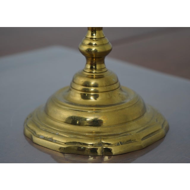 Virginia Metalcrafters Pair Virginia Metalcrafters Colonial Williamsburg Brass Candlesticks For Sale - Image 4 of 8