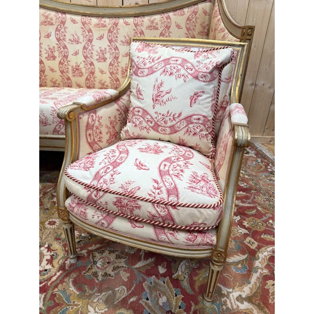 White Louis XVI Living Room Sofa and Bergère Chairs in Painted Wood and Toile de Jouy, Set of 3 For Sale - Image 8 of 14