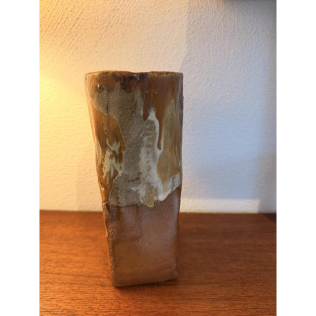 Handcrafted sculptural stoneware vase (model 2753) from the Danish manufacturer Axella Stentøj, dating from the 1970s. •...