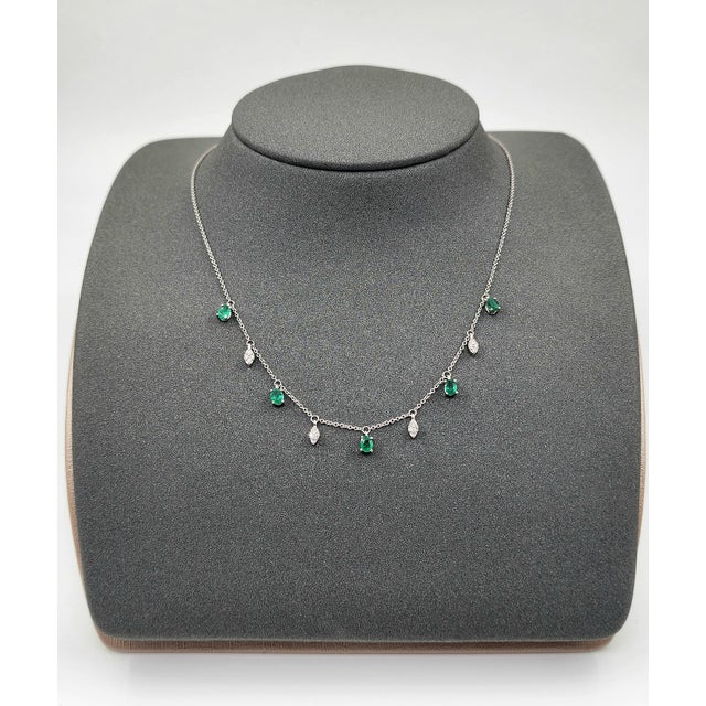 Modern 1.00 Ct Natural Emerald & Diamond Necklace For Sale - Image 3 of 9