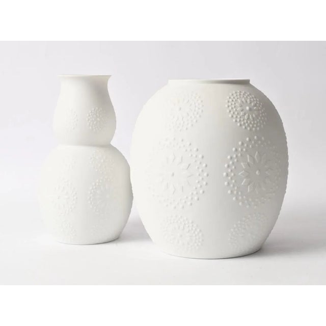 1970s Minimalist Bisque Porcelain Vases from Hutschenreuther Tirschenreuth, 1970s, Set of 2 For Sale - Image 5 of 6