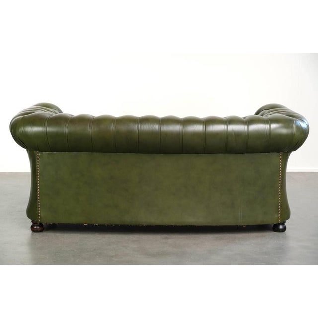 Chesterfield 2.5-seater Sofa in Green Cowhide Leather For Sale - Image 3 of 14