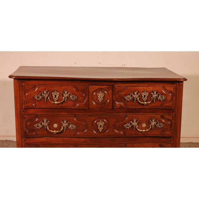 Superb Regency period commode in solid walnut from the early 18th century. A very beautiful bombé commode with five...