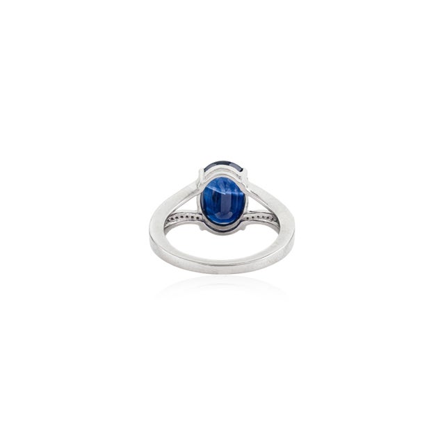 Navy Blue Early 21st Century 4.57Ct Blue Sapphire & Diamond Split Shank Ring Size 6.5 in 14k Gold For Sale - Image 8 of 15
