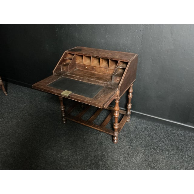 William and Mary Oak Bureau, 1700s For Sale - Image 4 of 7
