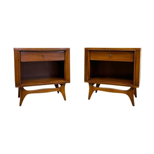 1960s Vintage Mid Century Modern Walnut Nightstands With Sculpted Stretcher Base and Faux Turquoise Handle Inlay- Pair. For Sale - Image 5 of 9