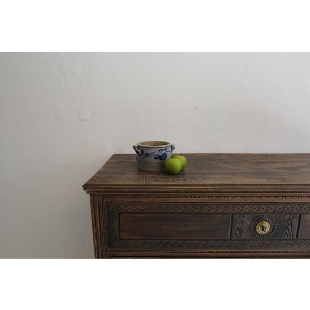 A very decorative German folk art grey stoneware jar with cobalt-blue painting from the 1st half of the 20th century....