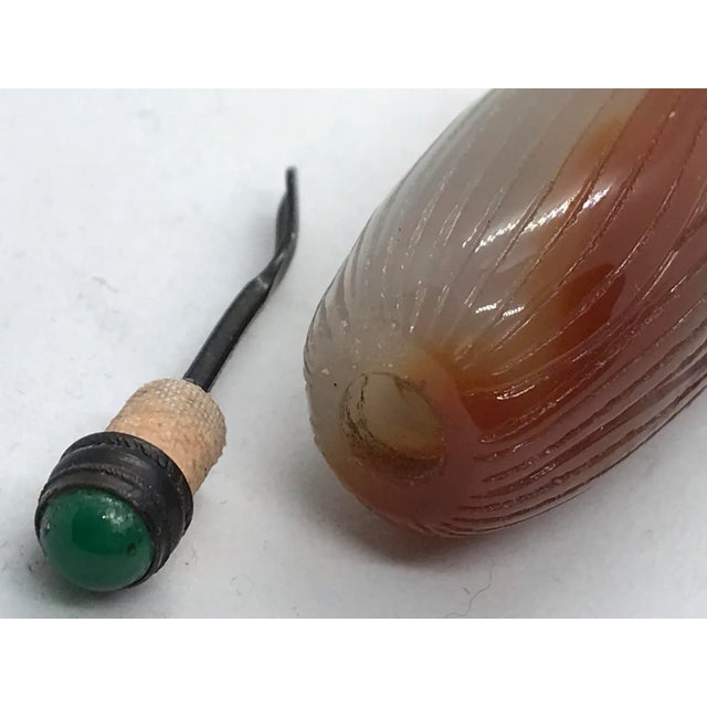 White Agate Snuff Bottle in the Shape of an Ear of Corn With White Mice For Sale - Image 8 of 9