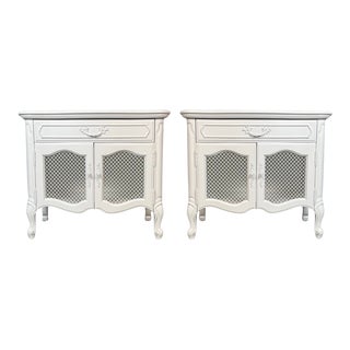 Pair of Mid 20th Century Thomasville French Style Diamond Mesh Nightstands For Sale