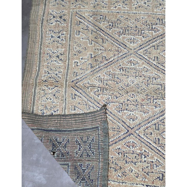 Vintage Beni M'Guild Rug | Flatwoven Wool Rug with Diamond Lattice & Tribal Motifs This vintage Beni M'Guild rug is worked...