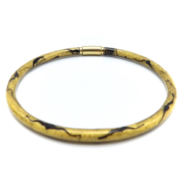 2000 - 2009 Soho 18k Gold Enamel Golden Calligraphic Stripe Bangle Bracelet For Sale - Image 5 of 12