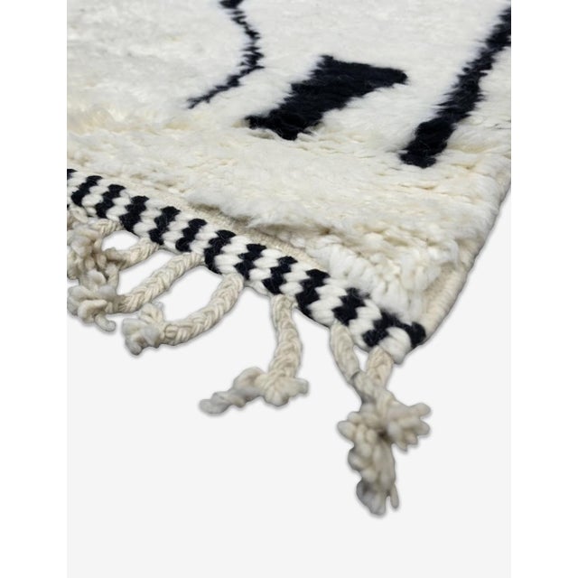 Contemporary Black and White Moroccan Rug – Handmade Abstract Berber Wool Rug This striking handmade Moroccan rug features...