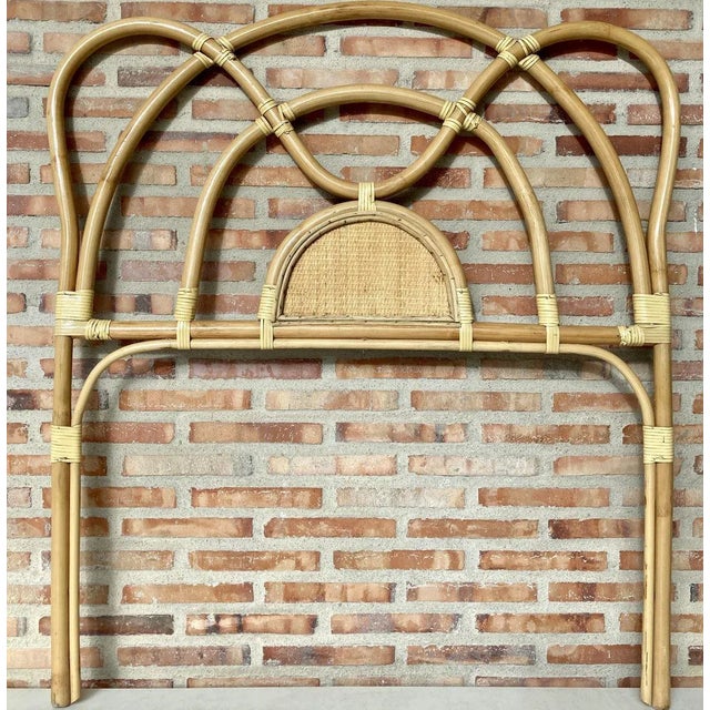 Antique bamboo and rattan headboard. Bamboo and rattan single bed. Vintage product without defects, but that may show...