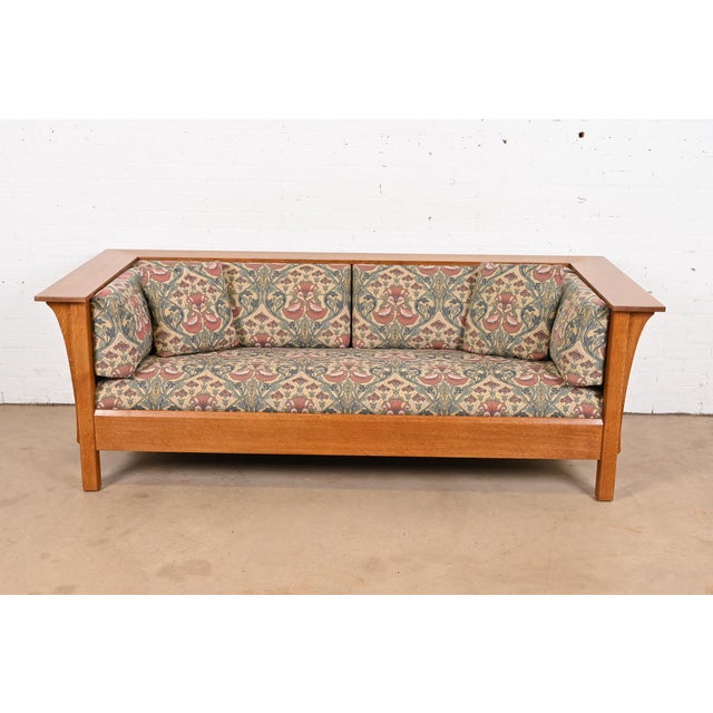 A gorgeous Mission or Arts & Crafts style Prairie settle sofa By L. & J.G Stickley USA, Early 21st Century Solid quarter...