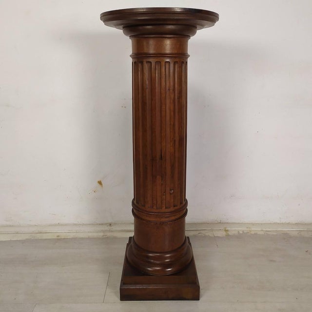 Vintage Brown Walnut Column, in Good conditions. Designed before 1890